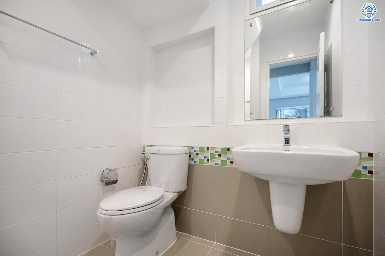 บ้านเดี่ยวมือสอง จากแบรนด์ LH โครงการ ชัยพฤกษ์ วัชรพล หลังใหญ่ เนื้อที่ 55.4 ตร.ว. ฟังก์ชัน 3 ห้องนอน 3 ห้องน้ำ จอดรถได้ 2 คัน พร้อม Facilities ครบครัน บนทำเลเดินทางสะดวก ติดถนนสุขาภิบาล5 เชื่อมต่อหลายเส้นทาง ใกล้ทางด่วน "ฉลองรัช" และรถไฟฟ้าสายสีเขียว "สถานีสายหยุด"